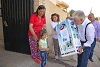 Dr. John Eibner (rechts) und Pascale Warda von unserer Partnerorganisation Hammurabi übergeben einer Rückkehrerfamilie einen Wasserfilter (auf dem Bild Großmutter und Enkelin (csi)