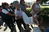 Frauen in Weiss demonstrieren friedlich. Das Regime antwortet mit brachialer Gewalt. (nfc)