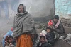 Nepal: Frierende Familie in Nepal. Unsere Partner verteilen dieses Jahr Wolldecken an arme Menschen oder auch Schuhe und Socken an Kinder (csi)