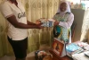 Nigeria: Diese Christin freut sich riesig übers Weihnachtsgeschenk der CSI-Partnerin vor Ort (csi)