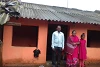 Nach elf Jahren unschuldiger Haft endlich wiedervereint: Der Christ Bijaya Kumar Sanaseth mit seiner Frau und einem seiner sechs Kinder (zvg)