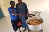 Mit Freude und berechtigtem Stolz bieten diese Frauen ihre selbst­gebackenen Brote an (csi)