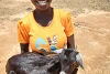 Überglücklich und auch etwas stolz hält Agel Mawien Ngong ihre eigene Milchziege in ihren Armen (csi)