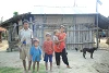 Bhakta Bahadur Chepang lebt mit seiner Familie in einer einfachen Behausung im Süden Nepals. Monatelang musste sie von Almosen leben. Nun will sie mit einer Ziegenzucht einen neuen Anfang wagen. (csi)