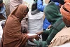 Die Kälte nagt an den Kräften der ärmsten Bewohner von Siraha. Sie sind deshalb dankbar, dass sie von CSI eine Wolldecke erhalten. (csi)