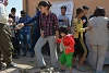 Die bunten Kinderjacken bringen Freude und Abwechslung in die grau-braunen Flüchtlingslager ()