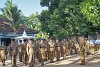 Polizisten in Ingiriya: In Sri Lanka steht die Polizei nicht immer auf der Seite der Opfer von religiös motivierten Übergriffen (msn)