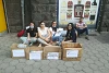 Schulkinder aus Stepanakert und Hadrut sammeln Spenden, um den am schlimmsten betroffenen Menschen zu helfen. Beide Ortschaften in Berg-Karabach stehen unter Beschuss von aserbaidschanischen und türkischen Streitkräften. (fb)