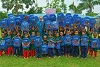 Kinder einer christlichen Dorfschule in Bangladesch präsentieren mit Stolz die Schulrucksäcke, die sie von CSI geschenkt bekommen haben (csi)