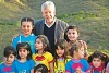 Dr. John Eibner (Nahost-Verantwortlicher) brachte den Flüchtlingskindern aus Syrien Kleider und Lebensmittel (csi)