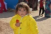 Auch Myriam, die jüngste Schwester von Sahra und Ezra, hat eine Winterjacke erhalten ()