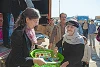 Im Rahmen einer Hilfsgüterverteilung in Erbil überreicht CSI-Projektassistentin Hélène Rey einer irakischen Frau einen Hygienekorb (csi)