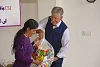 CSI-Geschäftsführer John Eibner überreicht einer irakischen Flüchtlingsfrau ein Weihnachtsgeschenk mit Lebensmitteln (csi)