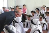 Jesidische Schüler im Gespräch mit CSI-Partner William Warda. Während des Unterrichts tragen sie die Uniform der Wächter einer ihrer heiligsten Stätten. (csi)
