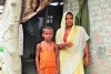Ratankali Chaudhari mit ihrem älteren Sohn. Ihr jüngstes Kind wurde beim Überqueren des Flusses von den Fluten überrascht. Es konnte nur noch tot geborgen werden. (csi)
