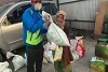 CSI-Partner in Nepal haben während des Lockdowns 950 Nahrungsmittelpakete an hungernde Menschen verteilt. Mehrere Familien erhielten Unterstützung, um ein Kleingewerbe au­fzubauen. (csi)