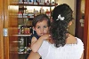 Eine Mutter besorgt sich Medikamente zu sehr günstigen Preisen in der hausinternen Apotheke in Tipitapa (csi)
