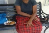 Die 81-jährige Magdalena Smith ist dankbar, dass sie regelmässig eine Mahlzeit erhält (csi)