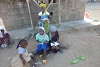 Christliche Mädchen shcöpfen beim Bibellesen im Flüchtlingslager von Jos neue Hoffnung (csi)
