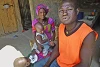 Rebecca hat mit ihrer Familie in einem Flüchtlingslager von Maiduguri Unterschlupf gefunden. Sie sorgt sich liebevoll um ihr Kind, dessen Vater ein Boko Haram-Kämpfer ist (csi)