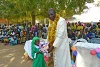 Kinder einer christlichen Schule der nigerianischen Stadt Enugu können vom Pater persönlich eine Weihnachtsfreude entgegennehmen (csi)