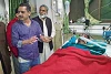 Sohail Johnson (links) und Aslam Sohatra besuchen im Spital ein Opfer des Anschlags auf zwei Kirchen in Youhanabad (csi)