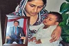 Sarah Haroon mit Tochter Arisha und einem Foto ihres getöteten Mannes Haroon Masih (csi)
