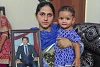 Witwe Sarah und Töchterchen Areesha mit einem Bild von Haroon, der beim Anschlag ums Leben kam (csi)