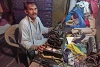 Javed Masih kaufte mit dem Mikrokredit eine Nähmaschine und verdient nun genug, um seine Kinder zur Schule schicken zu können (zvg)