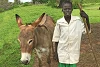 Diing Lual Kiir bei unserem ersten Treffen: Er wurde auf dem Rücken eines Esels in den Südsudan zurückgebracht. Damals konnte Diing nur wenige Meter humpeln. (csi)