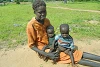Chan Dut Ajiing und Ngor Dut Ajiing sind Zwillinge, 19 Monate alt. Während gesunde südsudanesische Kinder in diesem Alter längst herumrennen, können sie noch nicht einmal gehen (csi)