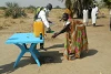 Ein freiwilliger Helfer bringt dieser befreiten Sklavin das richtige Händewaschen bei (csi)
