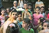 Syrische Schulkinder freuen sich über das Schulmaterial von Schwester Sara (csi)