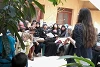 Zahlreiche Syrerinnen verschiedener Religionen hören dem Referat gespannt zu ()