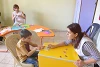 Spielend lernen: Die Betreuerin legt bei der Arbeit mit diesem Jungen viel Liebe und Geduld an den Tag (csi)