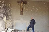 John Eibner in einer zerstörten Kirche von Aleppo. Die sogenannt «moderaten» Rebellen gehen in Syrien aus religiösen Gründen auch gegen die Christen vor (csi)