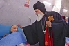 Patriarch Mor Ignatius Aphrem II schenkt einem Patienten der Nierenklinik Hoffnung und Zuversicht (csi)