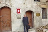 Dr. John Eibner, CSI-Projektverantwortlicher für den Nahen Osten, vor dem verwaisten Schweizer Konsulat in Aleppo, Syrien (csi)