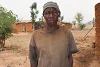 Bala Joseph hat bei einem fürchterlichen Überfall von Fulani-Islamisten seine ganze Familie verloren. Bei aller Trauer dankt er CSI für die Nahrungsmittel. (csi)