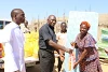 Eine von Fulani-Islamisten überfallene Christin nimmt von der Diözese Kafanchan dankbar Nahrungsmittel an, die von CSI-Unterstützern gespendet wurden. (csi)