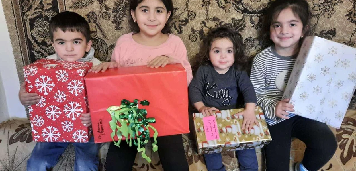 Unendliche Freude übers Weihnachtsgeschenk bei diesen Kindern aus Stepanakert (csi)